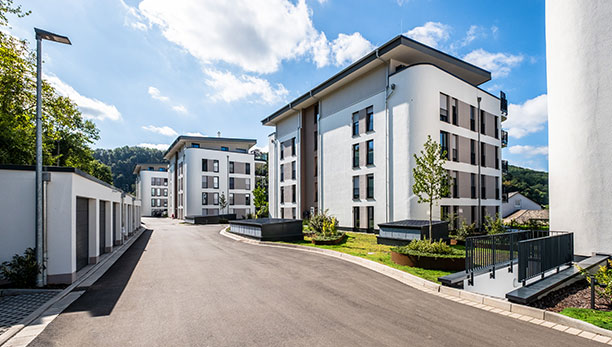 /media/Generalunternehmer/Bullay 2/Baustellenbilder/Wohnanlage in Bullay an der Mosel /zenz-massivhaus-wohnanlage-in-bullay-mosel.jpg